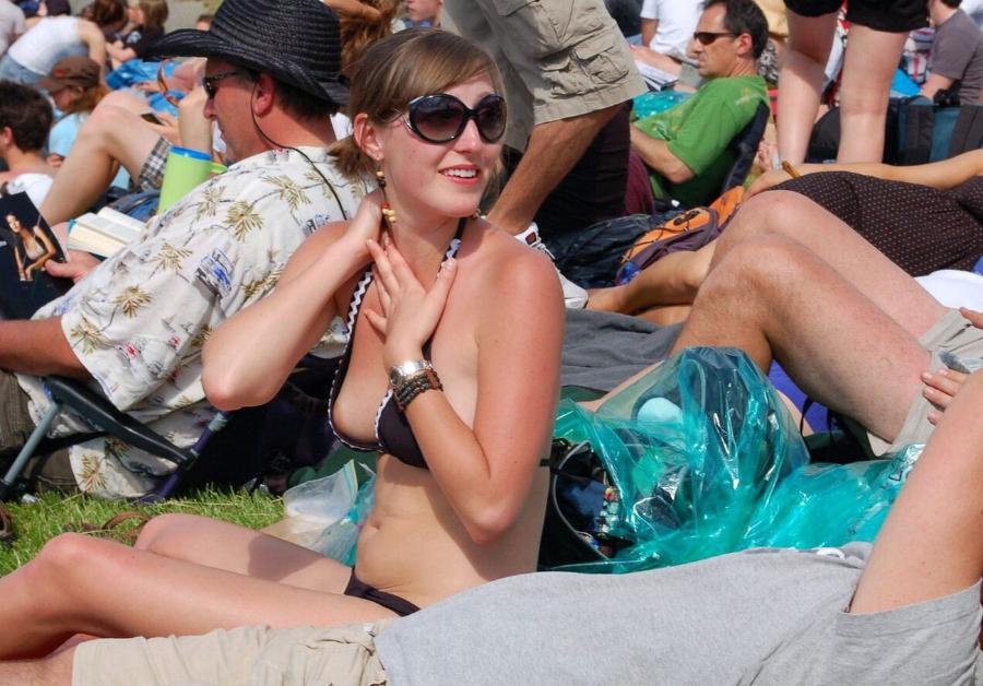 Woman on Beach Exposing her Nipple - ENF.