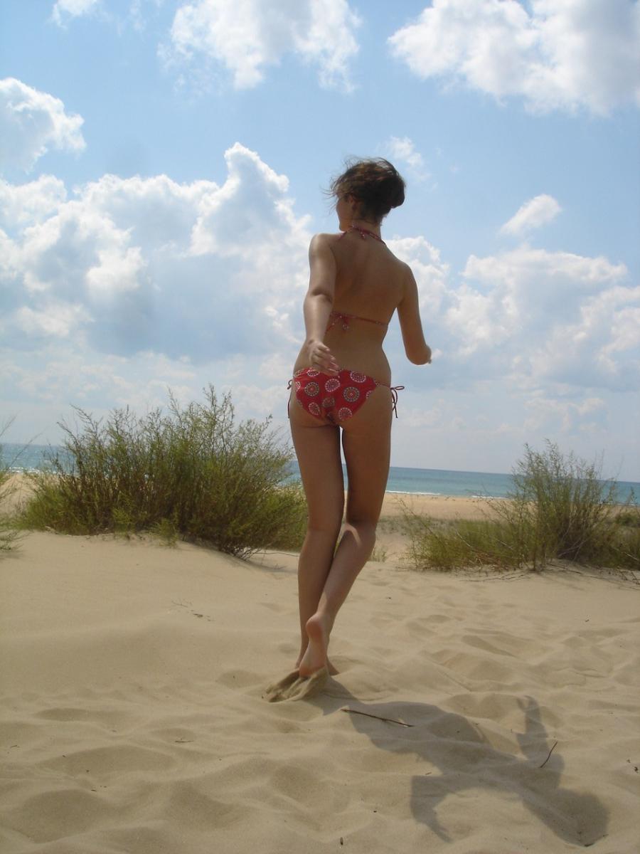 Girlfriend afraid to Lose her Bikini on the Beach - Sexy Amateur Dare