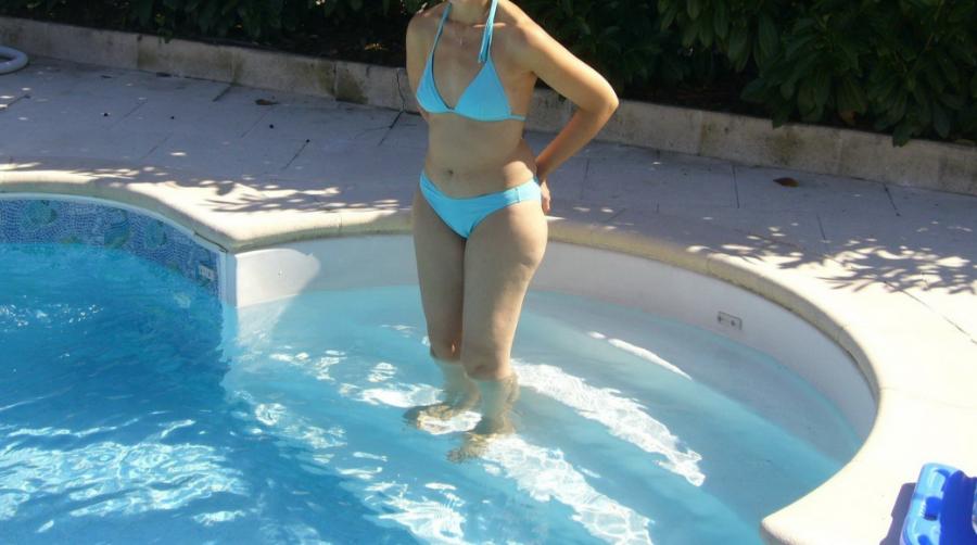 Wife hesitatnt to remove her bikini in the pool! - Sexy Amateur Dare