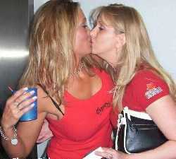 girls kissing